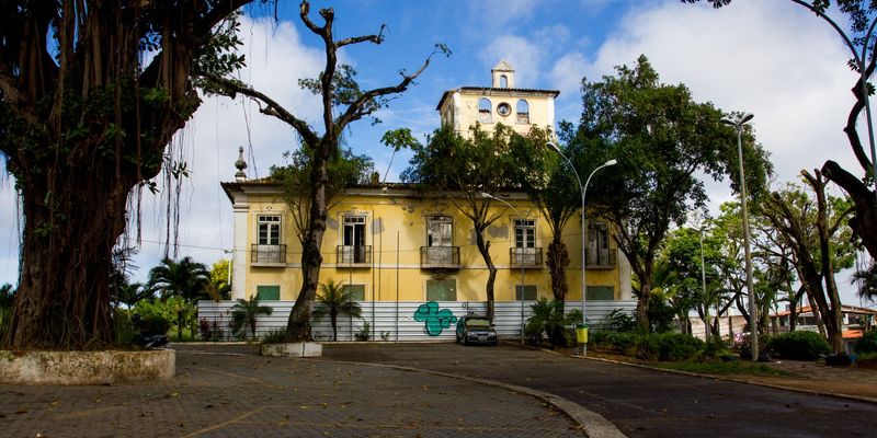 Um incêndio em 2013 e anos de abandono resultaram na deterioração do casarão, com risco de desabamento e depredação da área/Foto: Tácio Moreira