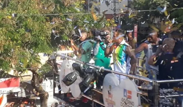 Som da La fúria embriagou foliões pipoca no Campo Grande; cerveja me f***
