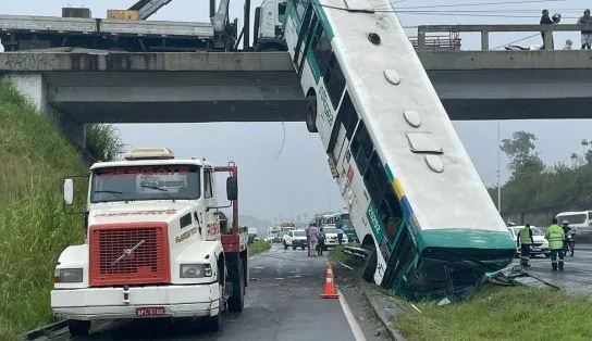 Motorista perde controle da direção e fica ferido após ônibus cair de viaduto na BR-324