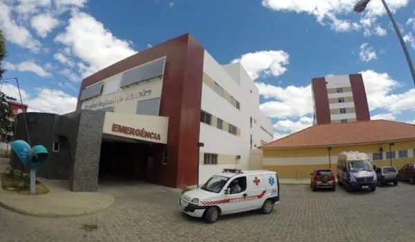 Vândalos quebram portas e janelas do Hospital Regional de Juazeiro; fotos mostram crime 