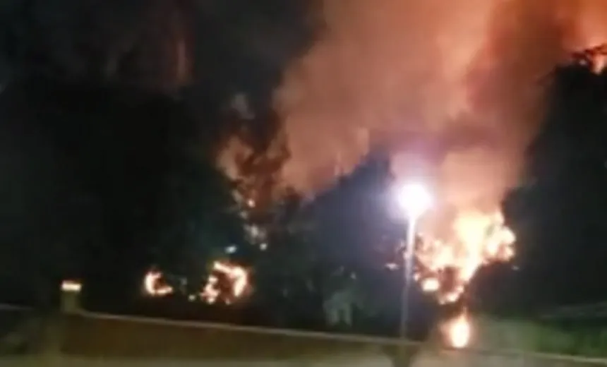Fábrica é atingida por incêndio de grande proporção em Simões Filho; veja vídeo