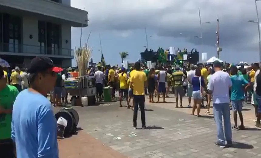 Manifestantes fazem ato a favor de Bolsonaro no Farol da Barra; veja