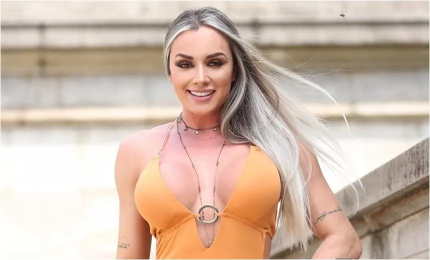 Juju Salimeni ousa e posa com os seus 104 cm de bumbum à mostra; confira