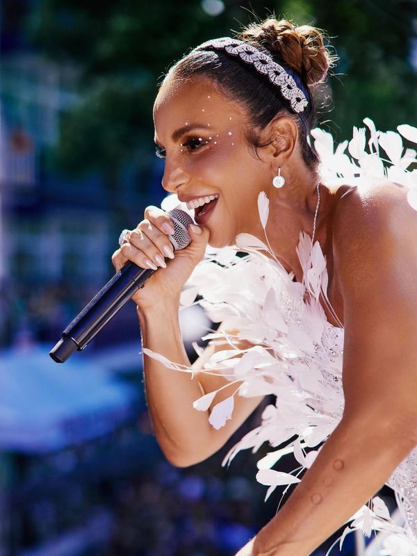 A carreira de Ivete Sangalo ultrapassa 30 anos e inclui passagens por bandas, apresentações em estádios e shows internacionais. | Foto: Redes Sociais