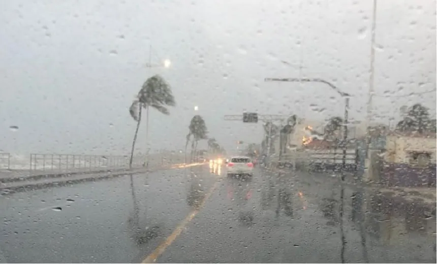 Chuva em Salvador: pontos de alagamentos deixam trânsito congestionado Calçada