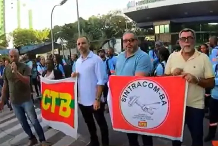 Terceirizados paralisam atividades na Coelba; trabalhadores alegam falta de pagamento de benefícios