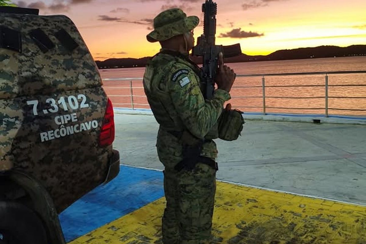 Na a&ccedil;&atilde;o realizada em Maragogipe, dois suspeitos morreram em confronto com a Cipe/Rec&ocirc;ncavo; os policiais apreenderam um fuzil e uma espingarda semiautom&aacute;tica. Foto: PMBA