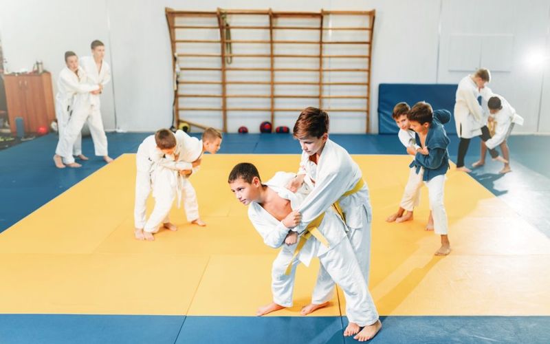 O jud&ocirc; vai al&eacute;m da pr&aacute;tica esportiva e pode contribuir para o desenvolvimento de valores como disciplina, respeito e responsabilidade entre crian&ccedil;as e adolescente/Foto: Freepik