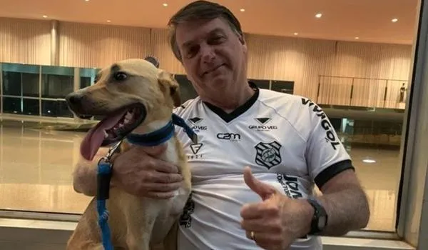 Bolsonaro posta foto com cachorro e dispara: "vacina obrigatória aqui só no Faísca"