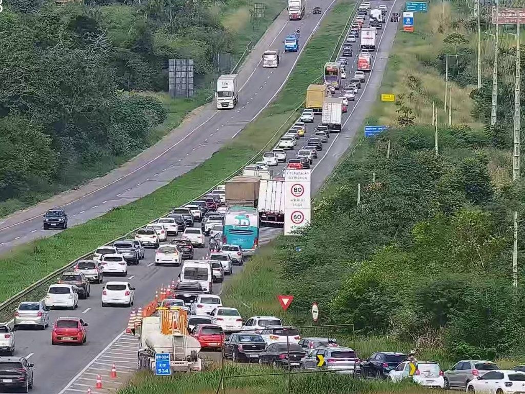 O trânsito é intenso na volta do feriado de São João nas BRs 324 e 101, durante esta terça-feira, segundo a PRF. Foto: Divulgação/PRF