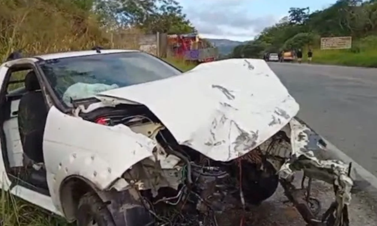 Duas mulheres ficaram feridas após o carro em que estavam bater em uma carreta na BR-324, em um trecho próximo ao contorno de Itaitu, no município de Jacobina, na manhã desta segunda-feira (22).| Reprodução: Redes Sociais