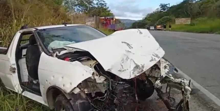 Duas mulheres ficaram feridas após o carro em que estavam bater em uma carreta na BR-324, em um trecho próximo ao contorno de Itaitu, no município de Jacobina, na manhã desta segunda-feira (22).