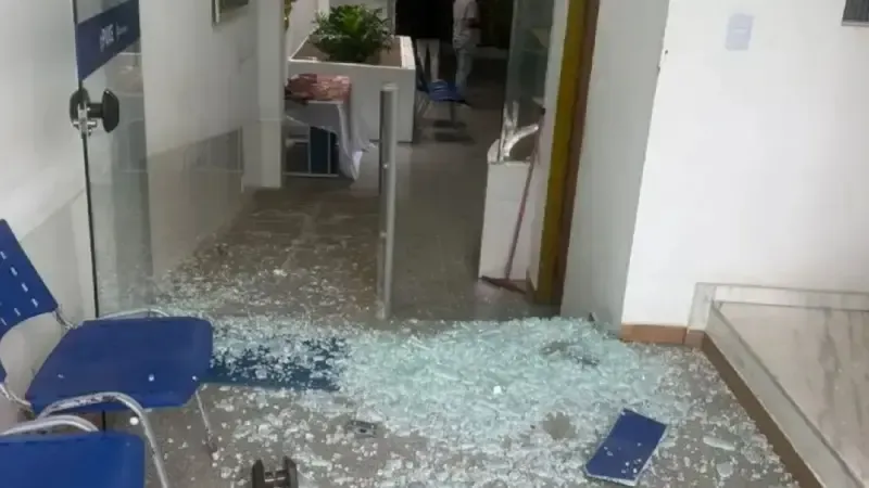 Réu tenta fugir e quebra porta de vidro durante julgamento na Bahia