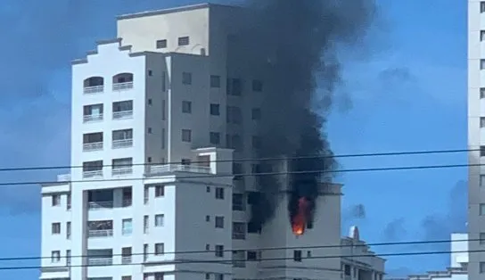 Incêndio atinge apartamento no 17º andar de condomínio no Imbuí; vídeos impressionam 