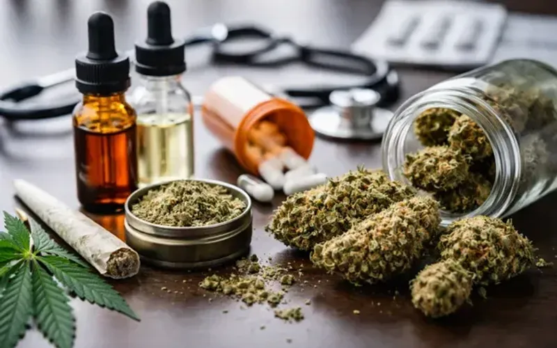 Estudos apontam que o uso frequente de maconha pode estar associado a quadros de ansiedade, depressão e, em alguns casos, ao desenvolvimento de transtornos psicóticos, especialmente em jovens/Foto: Freepik