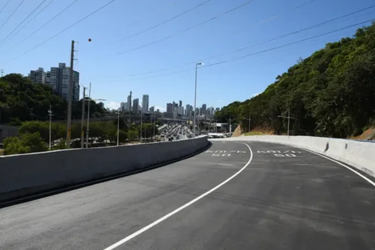 viaduto de retorno na Avenida ACM, pr&oacute;ximo ao 3&ordm; Batalh&atilde;o de Bombeiros Militar. Foto: Beto Jr| Secom PMS
