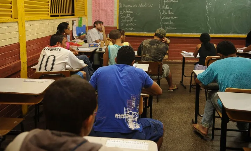 Prova do Encceja acontece neste domingo; consulte local de prova