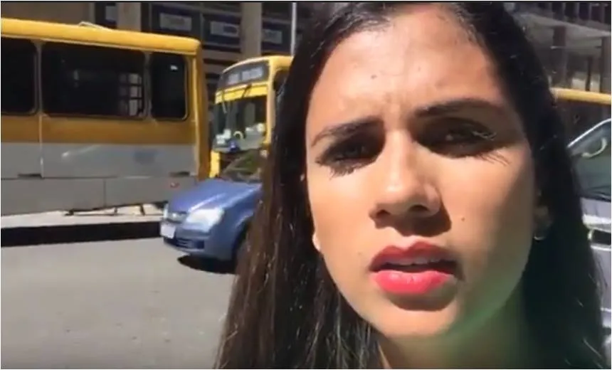 VÍDEO: PM dispara spray de pimenta e atinge repórter da TV Aratu em protesto no Comércio