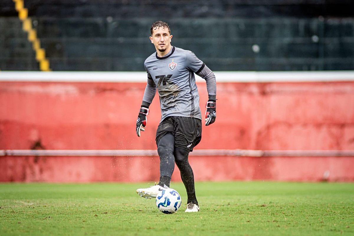 Thiago Couto tem 26 anos e será o novo titular do gol do Vitória após a lesão de Lucas Arcanjo tirar o atleta do resto da temporada. Foto: Victor Ferreira/EC Vitória