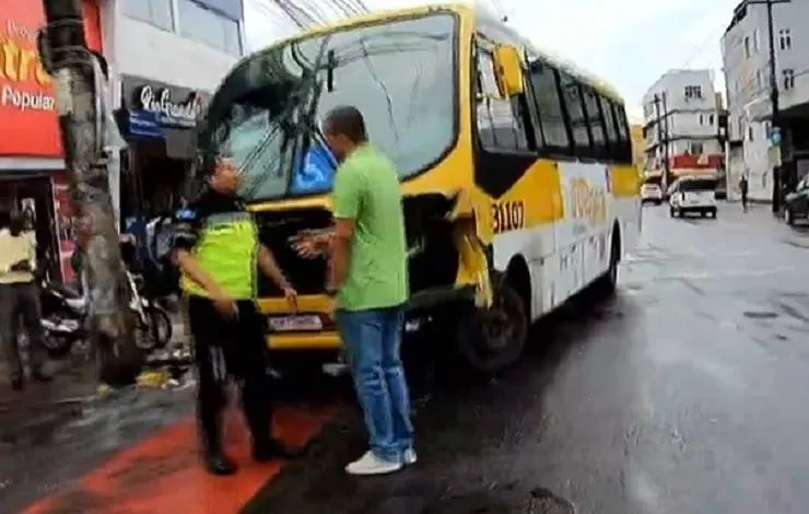 Colisão entre carro e micro-ônibus deixa dois feridos no Caminho de Areia