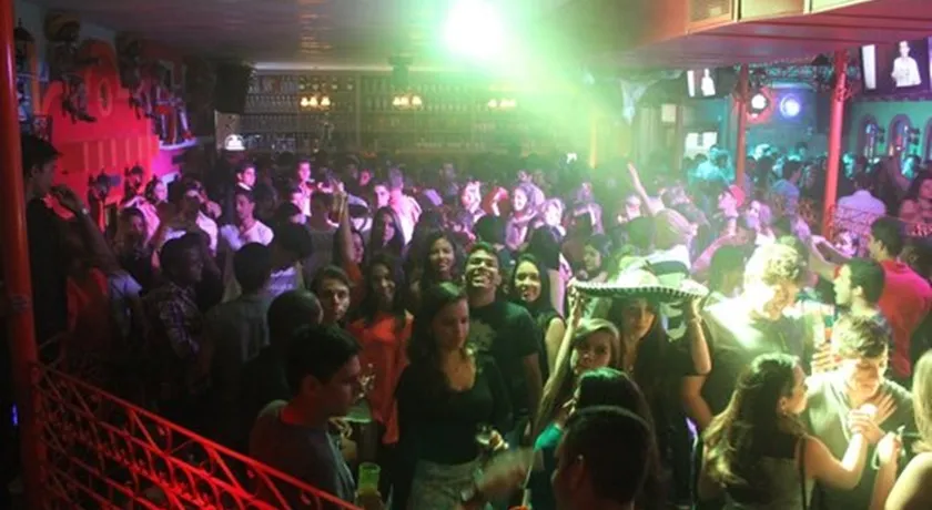 VALE TUDO: Briga entre seguranças e clientes de boate deixa ferido em Salvador; Veja vídeo