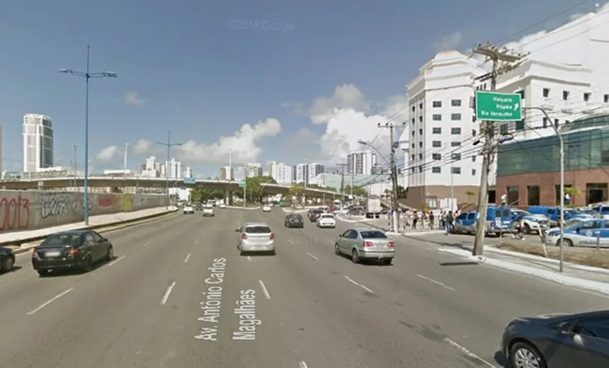 Acidente com veículos deixa trânsito lento na Av. ACM nesta segunda-feira