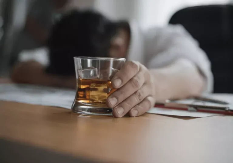 Homem morre após beber 13 copos de cachaça na Bahia 