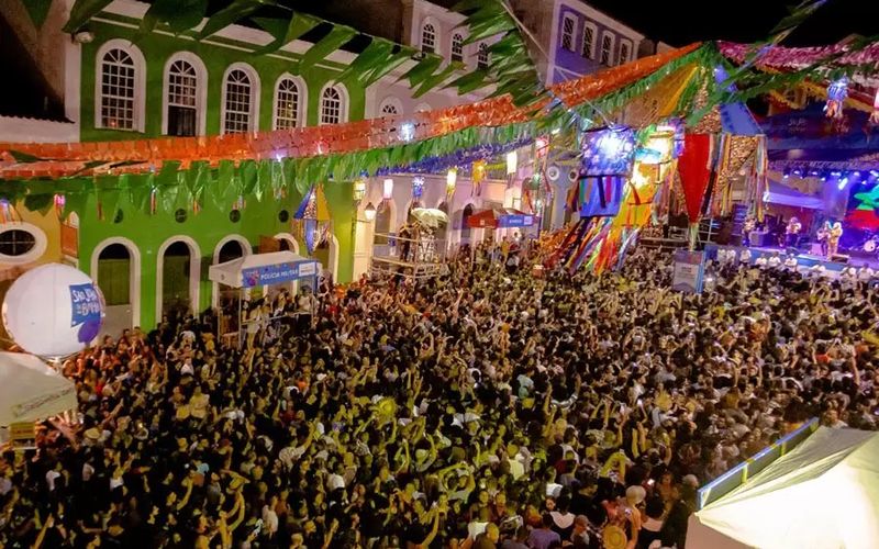 A Programa&ccedil;&atilde;o de S&atilde;o Jo&atilde;o em Salvador vai al&eacute;m dos shows: durante o per&iacute;odo junino, milhares de visitantes circulam pela cidade em busca de m&uacute;sica, gastronomia t&iacute;pica e tradi&ccedil;&otilde;es populares/Foto: Reprodu&ccedil;&atilde;o&nbsp;