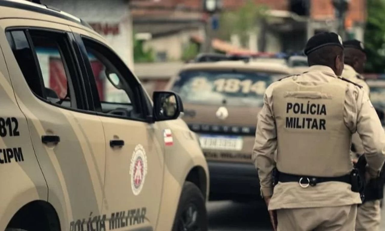 Homem &eacute; baleado ap&oacute;s confronto com a PM em S&atilde;o Crist&oacute;v&atilde;o, em Salvador. Foto: PMBA