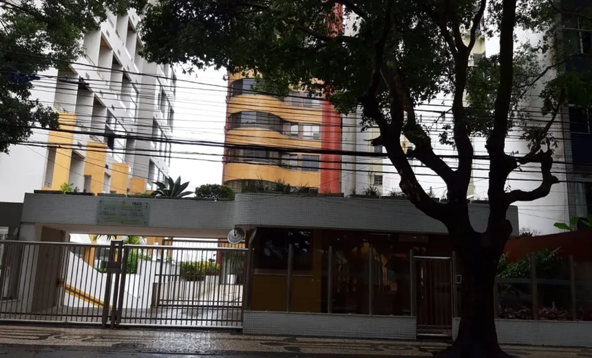 Assista ao momento que mulher esfaqueada entra em elevador de prédio na Vitória