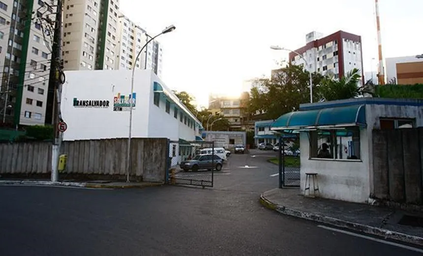 AZAR: Motorista perde o controle da direção e bate contra muro da Transalvador nos Barris