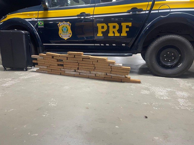 Homem foi preso em flagrante pelo crime de tráfico de drogas. Foto: Divulgação / PRF