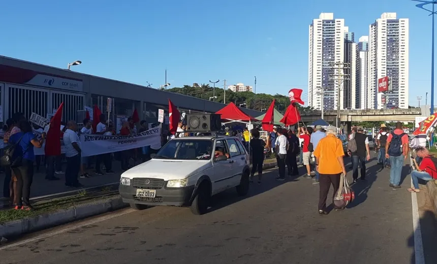 Manifestantes se concentram para atos relacionados à Greve Geral 