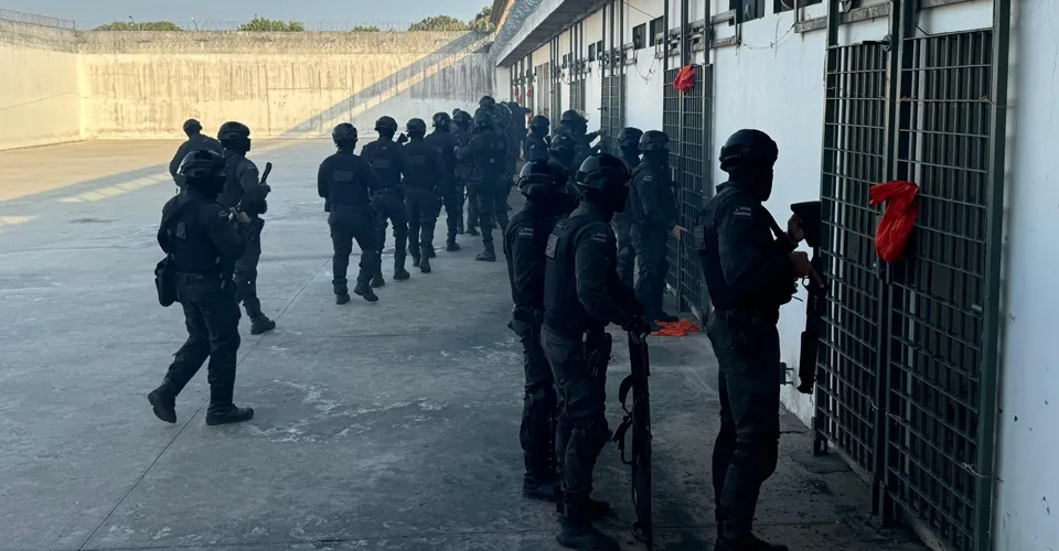 Megaoperação em combate ao crime organizado segue no presídio de Feira de Santana