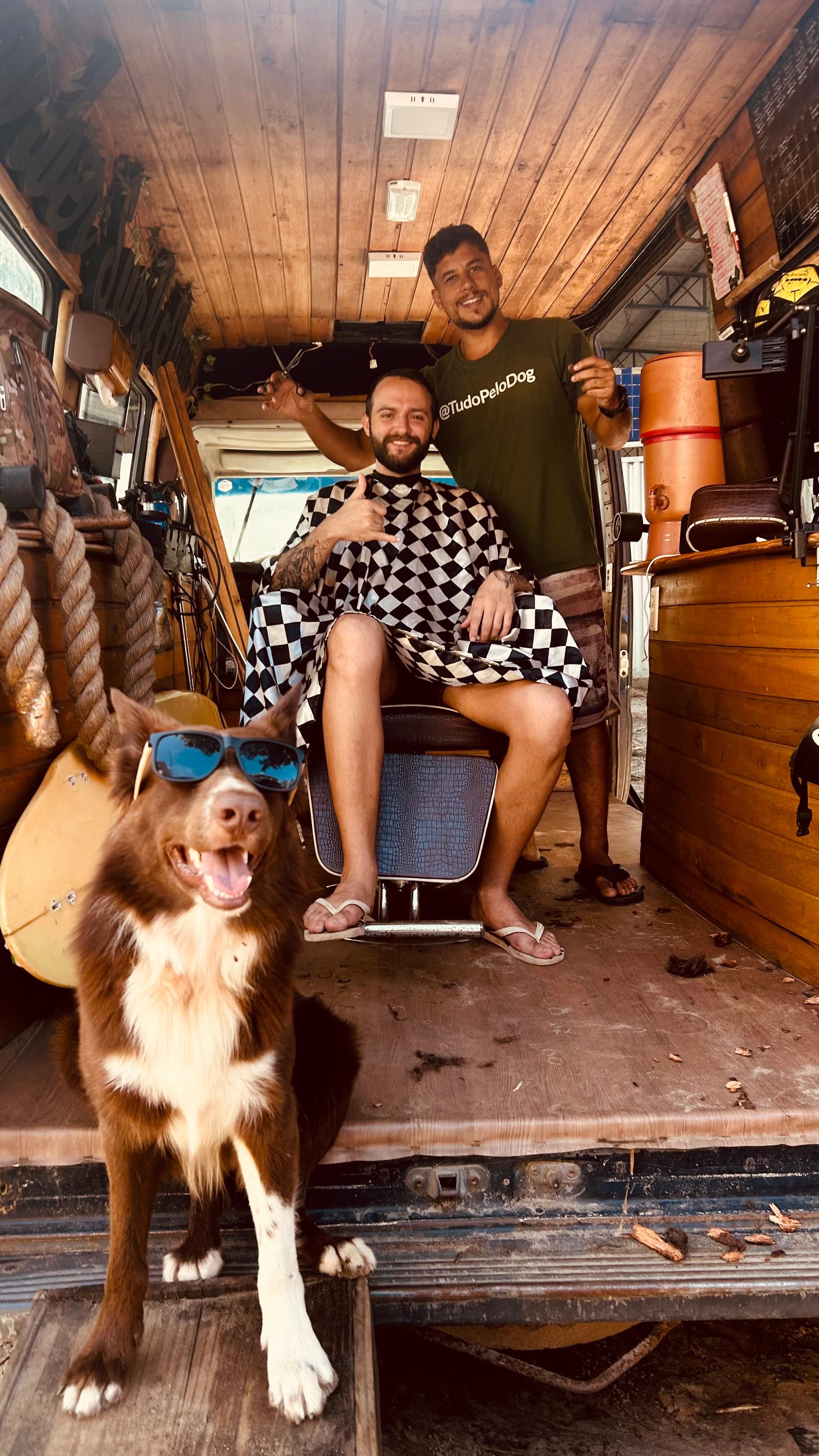 Além de casa, o motorhome de Diego também é uma barbearia, e é com o dinheiro recebido pelos cortes de cabelo que ele consegue se manter. | Foto: Arquivo Pessoal