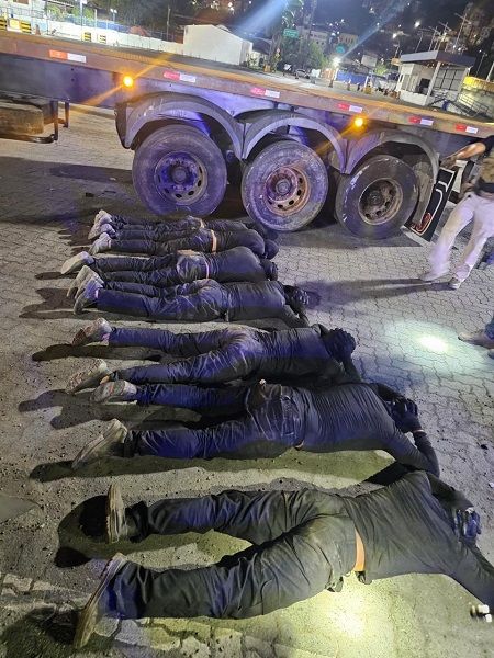 Nove suspeitos foram presos, durante a apreensão de cerca de 1 tonelada de cocaína. Foto: Divulgação | SSP-BA