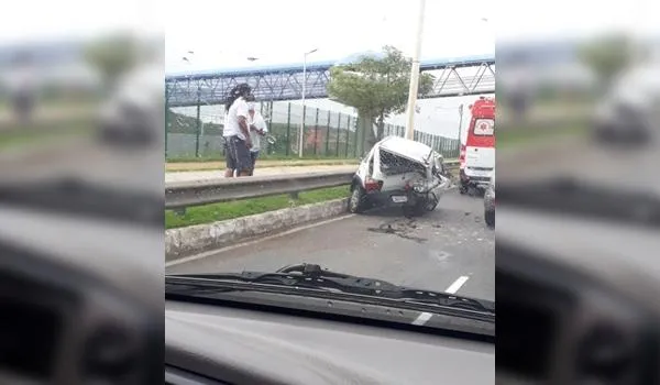 Acidente na Paralela envolvendo dois carros de passeio deixa uma pessoa ferida 