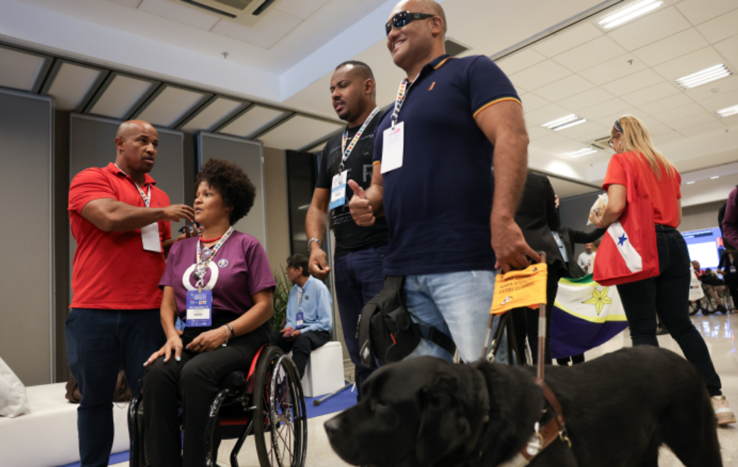 Trabalhadores com deficiência ganham R$ 837 a menos por mês, em média, segundo dados do Censo 2022 divulgados pelo IBGE.| Foto: José Cruz/ Agência Brasil