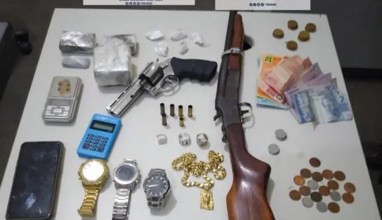 Casal é preso com armas e drogas no interior da Bahia; homem era investigado por homicídio