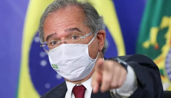 Governo tem obrigação de vacinar todos os informais nos próximos quatro meses, diz Guedes