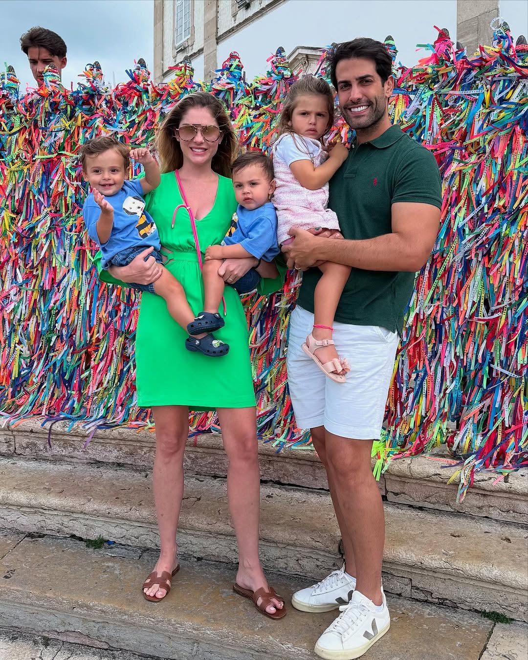 Bárbara Evans e os filhos na Bahia. Redes Sociais / @barbaraevans22 e gutheodoro