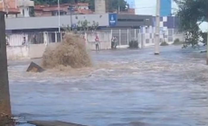 Rompimento de adutora no Imbuí. Foto: Reprodução | Vídeo
