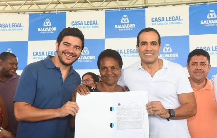Moradores do Bairro da Paz recebem 883 títulos de propriedade