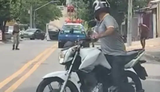 VÍDEO: homem em possível surto joga pedras no carro da PM e agentes atiram de volta 