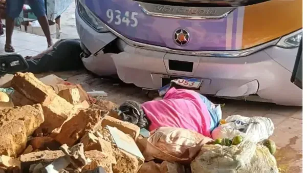  &ocirc;nibus que invadiu rodovi&aacute;ria de Itamb&eacute;. Foto: redes sociais