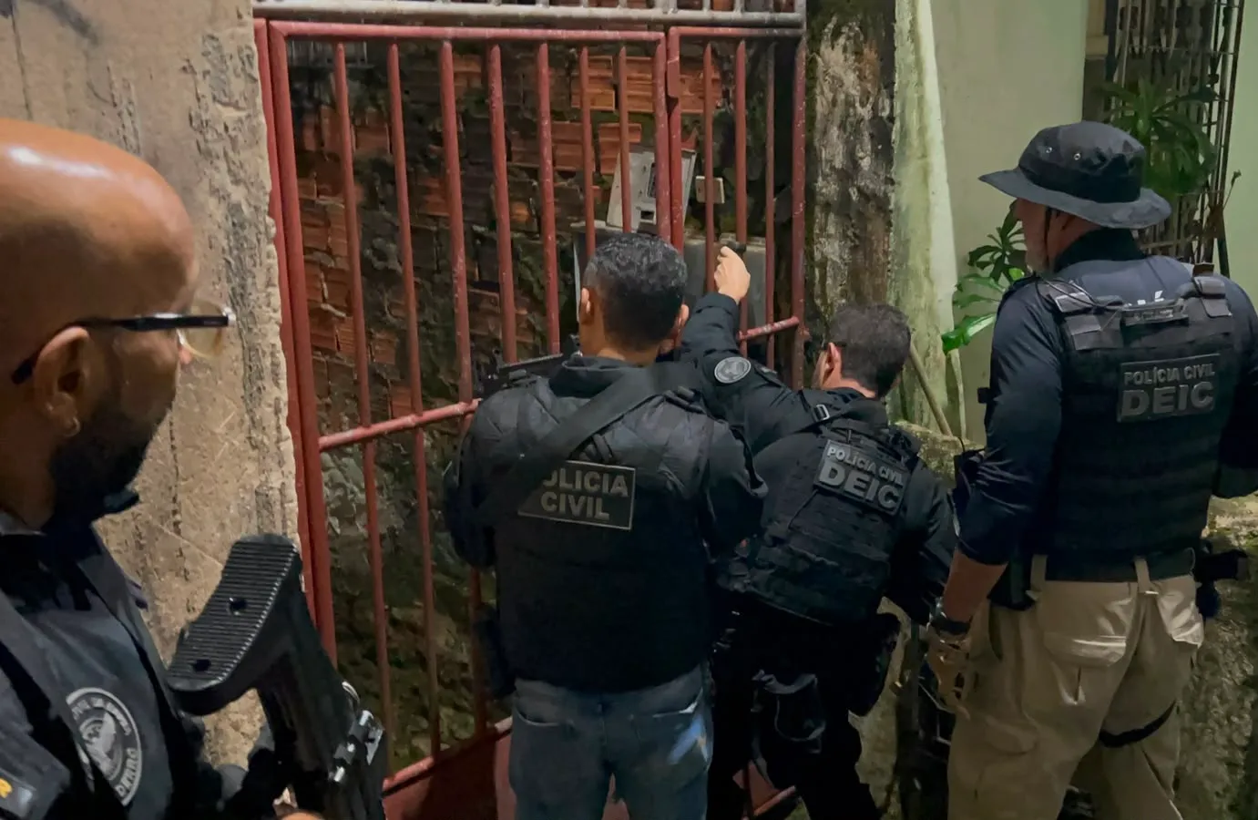 Suspeitos são presos por roubo de celulares e notebooks com prejuízo de R$ 100 mil em Salvador