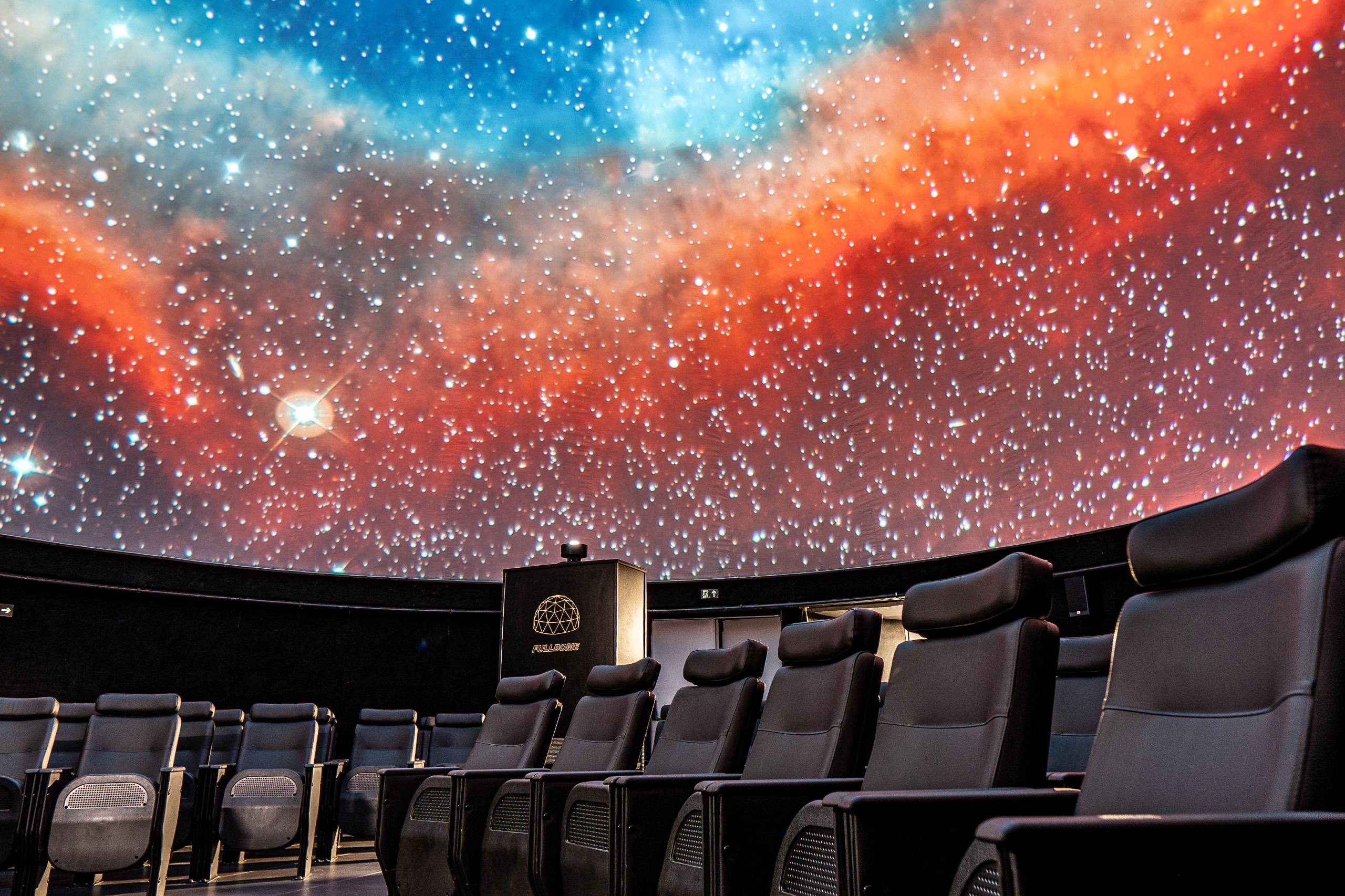 Aulas preparatórias para seletivas internacionais de astronomia acontecem na cúpula do planetário da UFBA. Foto: ASCOM / Planetário da UFBA