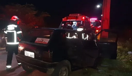 Bombeiros resgatam vítimas presas em ferragens após acidente de carro em Paulo Afonso 