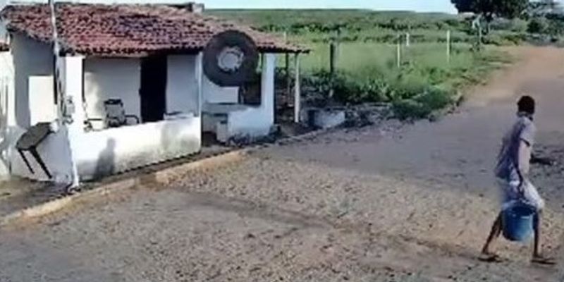 Pneu sai desgorvernado e destroi telhado e varanda de casa/Foto: Video de Brava Liberdade