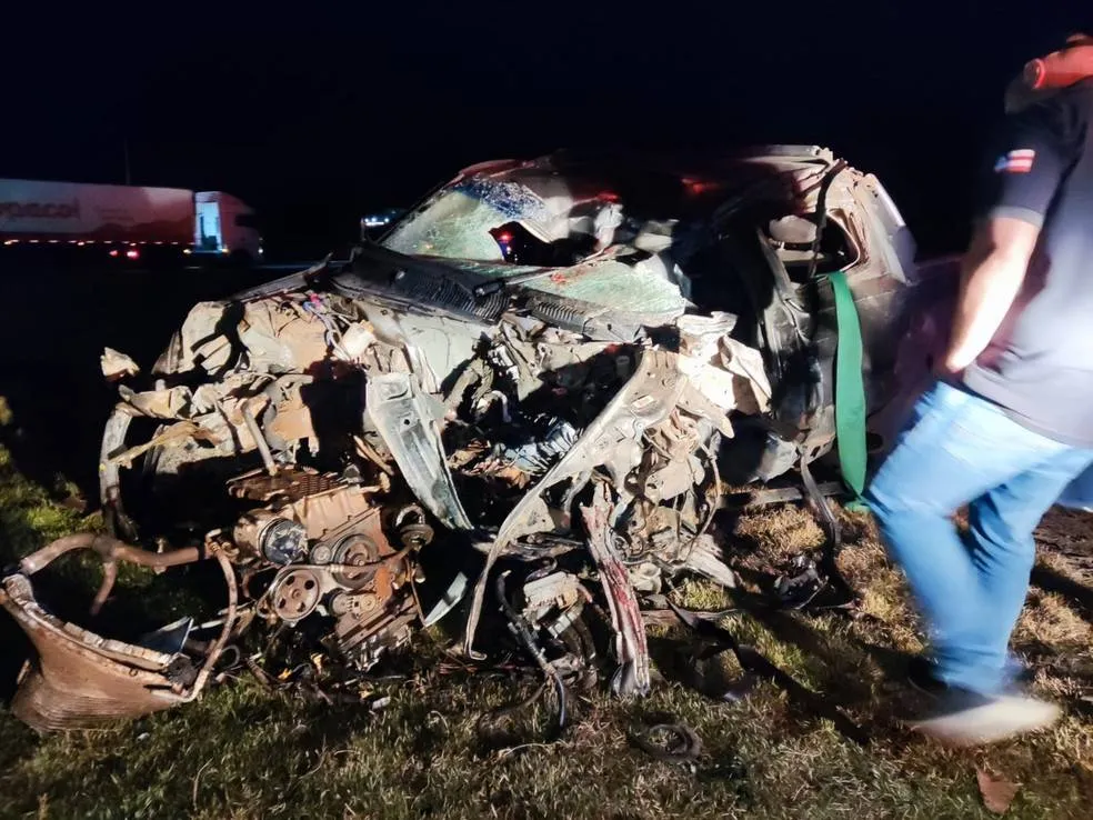 Padre morre em acidente de carro na BR-242, em Barreiras; carro ficou destruído
